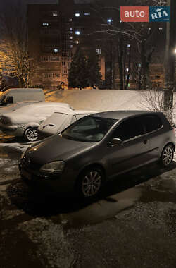Хэтчбек Volkswagen Golf 2005 в 