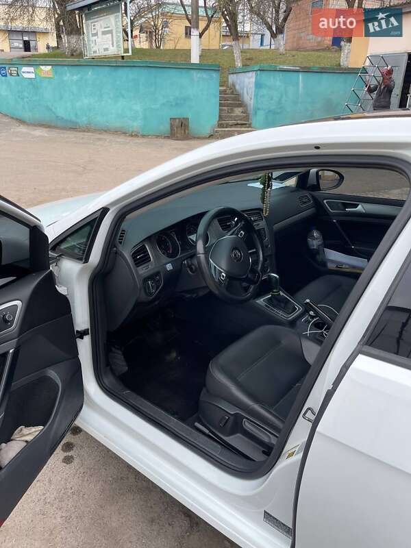 Хэтчбек Volkswagen Golf 2015 в Ровно