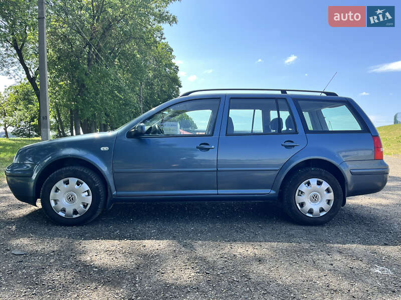 Універсал Volkswagen Golf 2003 в Чернівцях