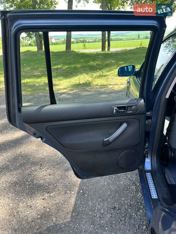 Універсал Volkswagen Golf 2003 в Чернівцях