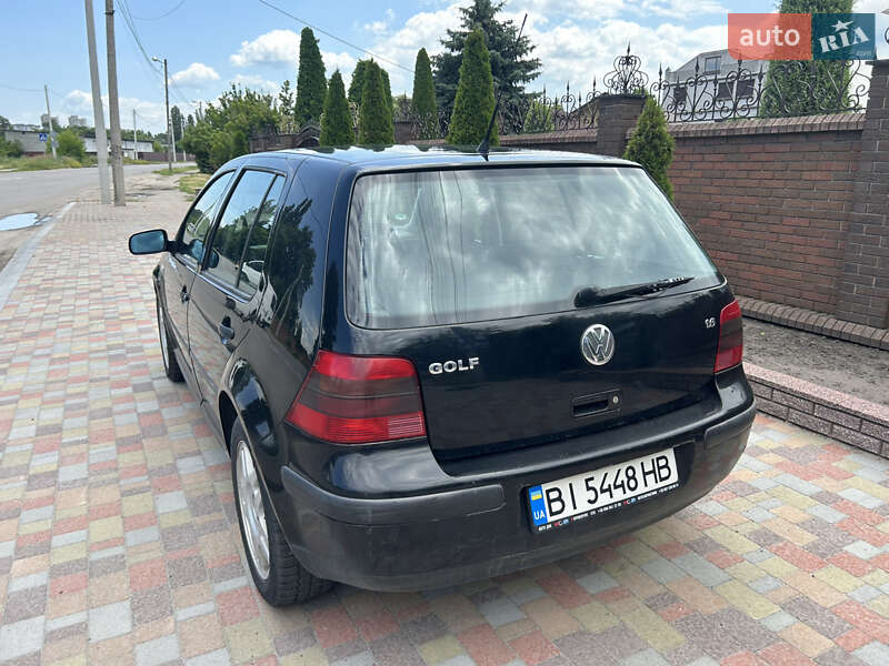 Хэтчбек Volkswagen Golf 2000 в 