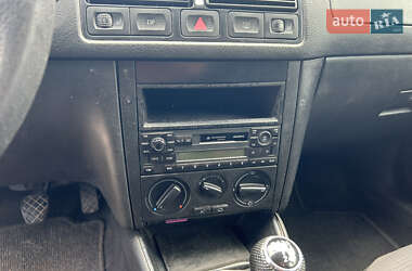 Хэтчбек Volkswagen Golf 2000 в 