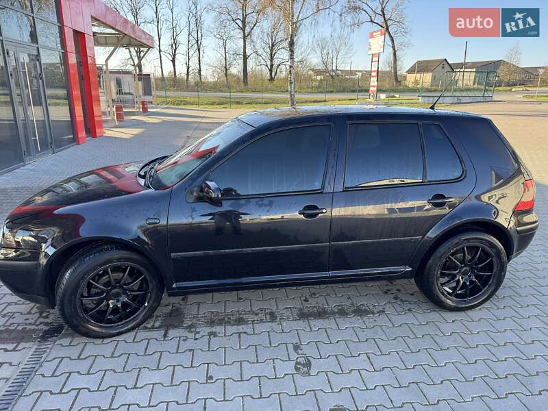Хэтчбек Volkswagen Golf 2001 в Черновцах