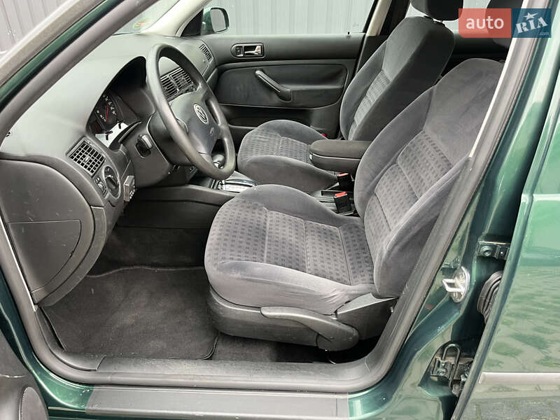 Хетчбек Volkswagen Golf 2000 в Звягелі