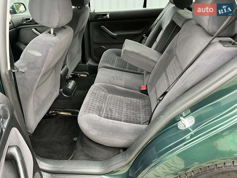 Хетчбек Volkswagen Golf 2000 в Звягелі