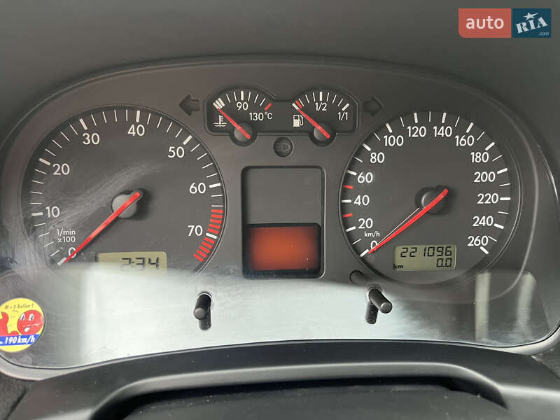 Хетчбек Volkswagen Golf 2000 в Звягелі