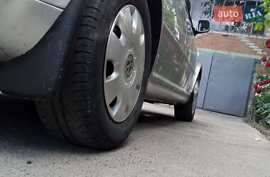 Хетчбек Volkswagen Golf 2003 в 