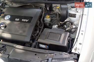 Хетчбек Volkswagen Golf 2003 в 