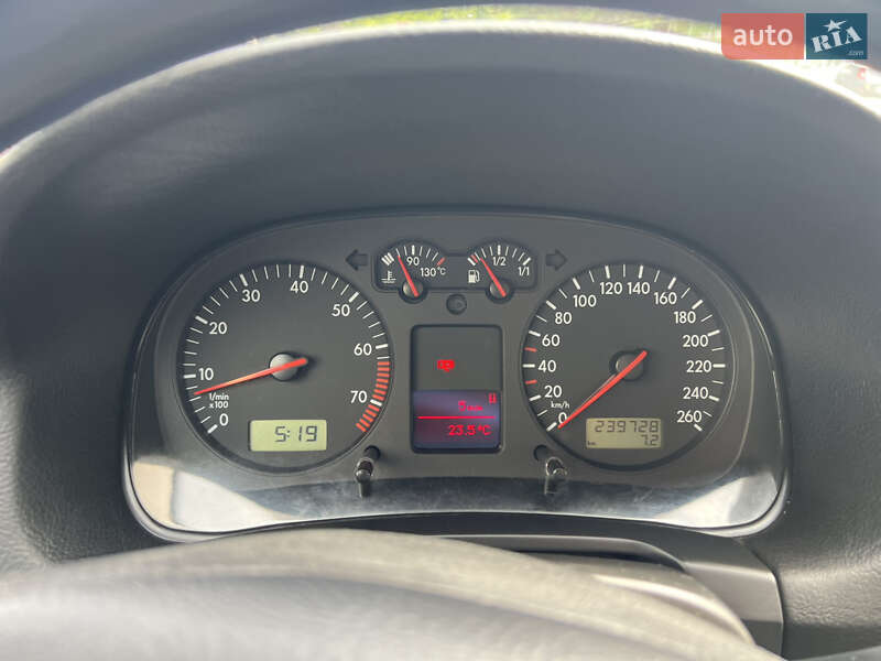 Універсал Volkswagen Golf 2002 в Сумах