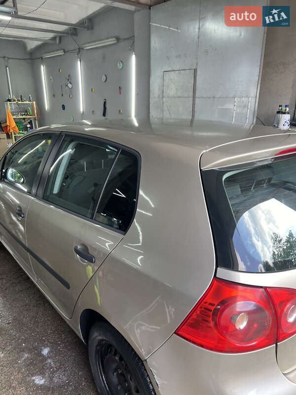 Хэтчбек Volkswagen Golf 2004 в Турийске