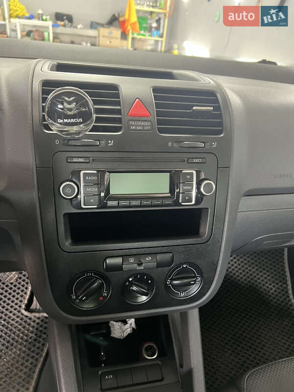 Хэтчбек Volkswagen Golf 2004 в Турийске