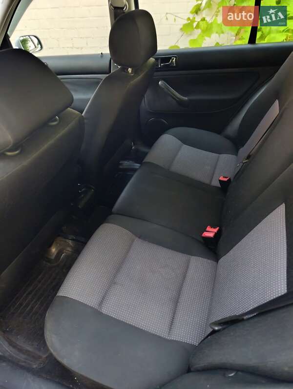 Хетчбек Volkswagen Golf 2002 в Теофіполі