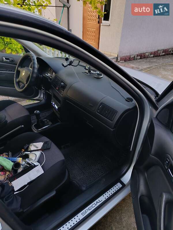 Хетчбек Volkswagen Golf 2002 в Теофіполі