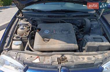 Хетчбек Volkswagen Golf 2001 в 