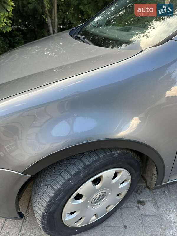 Хэтчбек Volkswagen Golf 2004 в Надворной