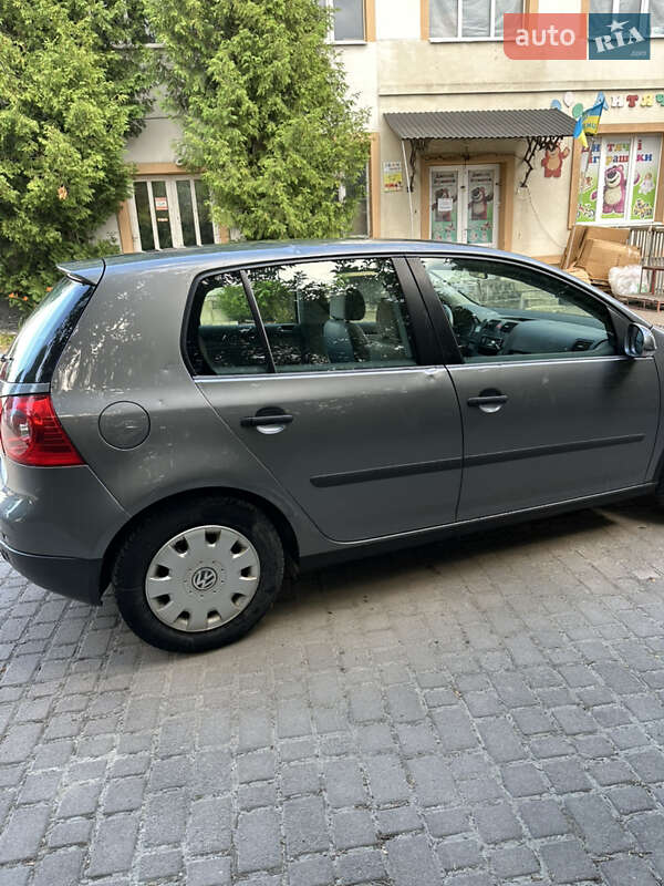 Хэтчбек Volkswagen Golf 2004 в Надворной