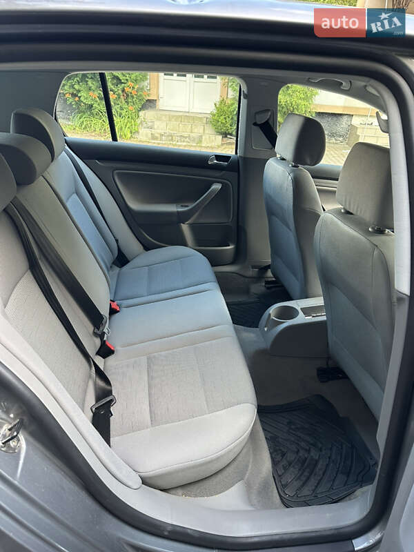 Хэтчбек Volkswagen Golf 2004 в Надворной