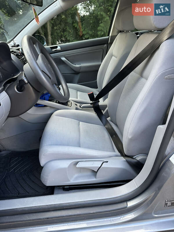 Хэтчбек Volkswagen Golf 2004 в Надворной