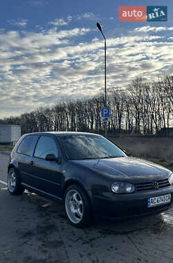 Хэтчбек Volkswagen Golf 2000 в 