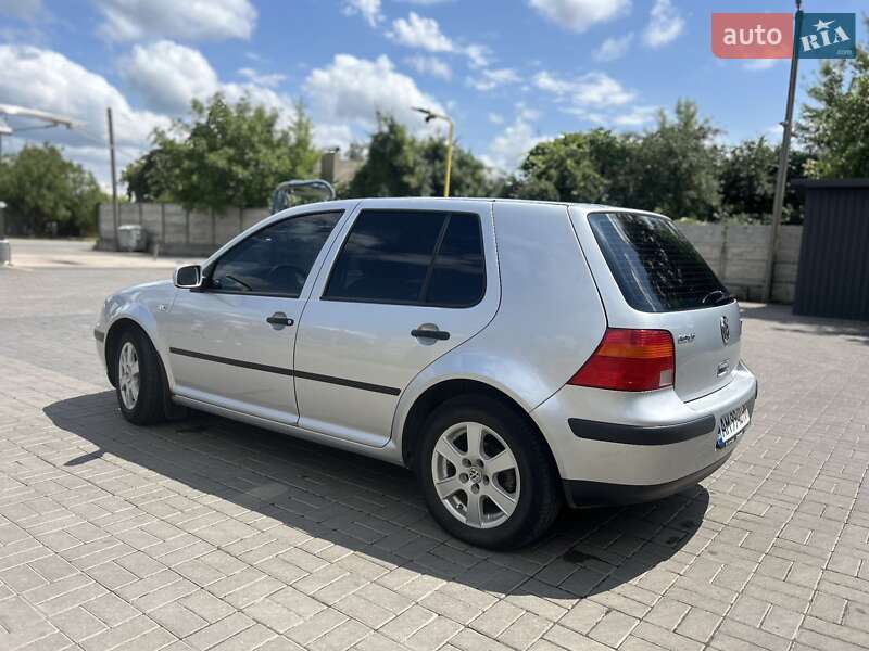 Хетчбек Volkswagen Golf 2002 в Козятині