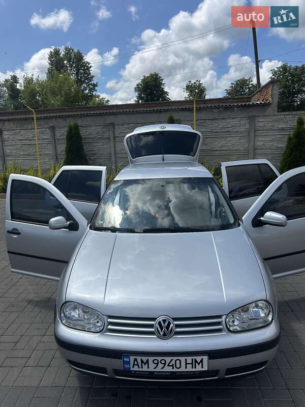 Хетчбек Volkswagen Golf 2002 в Козятині
