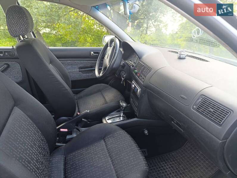 Хетчбек Volkswagen Golf 2003 в Краснокутську