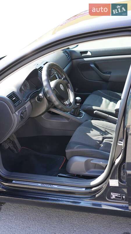 Хетчбек Volkswagen Golf 2006 в Житомирі