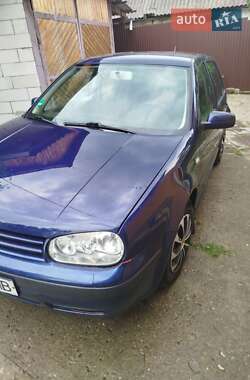Хетчбек Volkswagen Golf 2002 в Воловцю