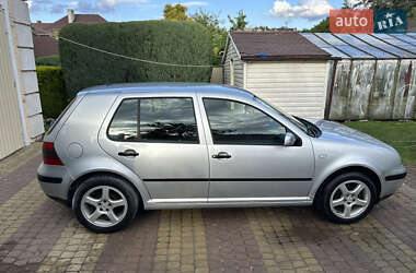 Хэтчбек Volkswagen Golf 2001 в 