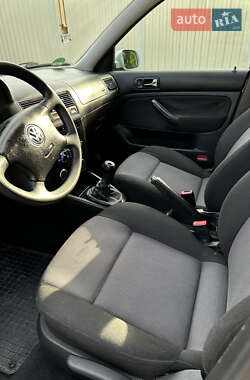 Хэтчбек Volkswagen Golf 2001 в 