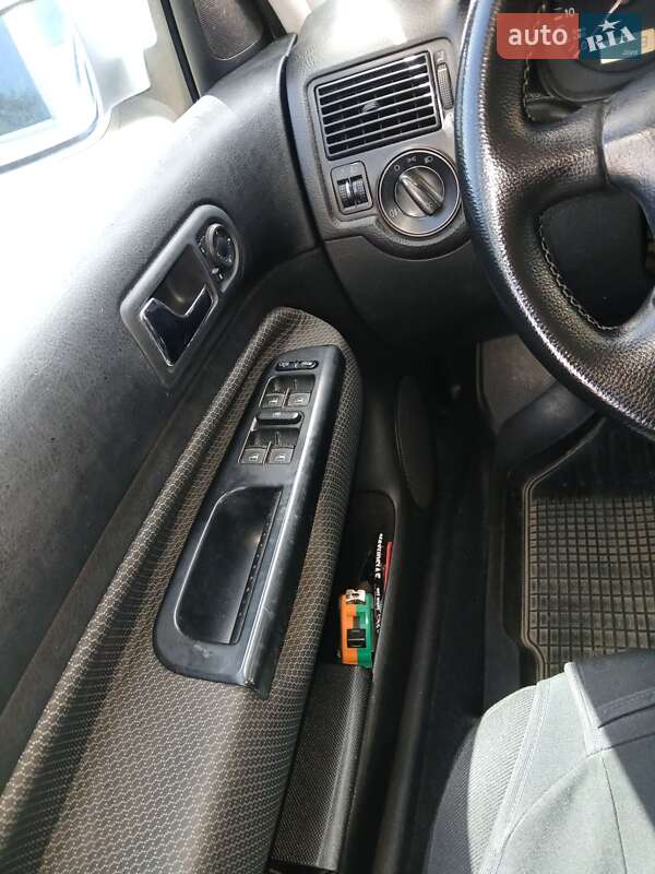 Хэтчбек Volkswagen Golf 1998 в Стрые