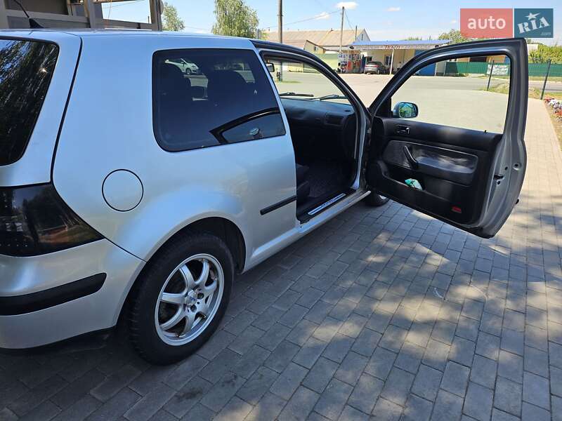 Хэтчбек Volkswagen Golf 2001 в Миргороде