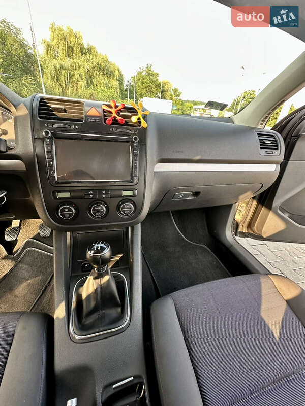 Хетчбек Volkswagen Golf 2006 в Мукачевому