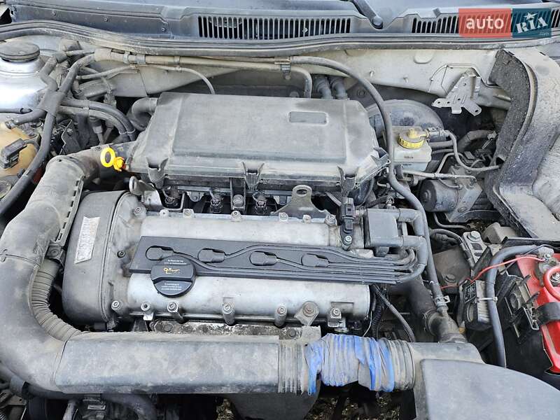 Хэтчбек Volkswagen Golf 2001 в Миргороде