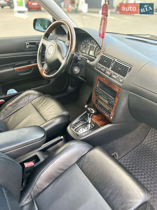 Хэтчбек Volkswagen Golf 2002 в Киеве