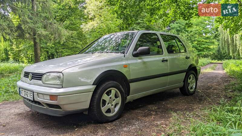 Хэтчбек Volkswagen Golf 1997 в Рогатине