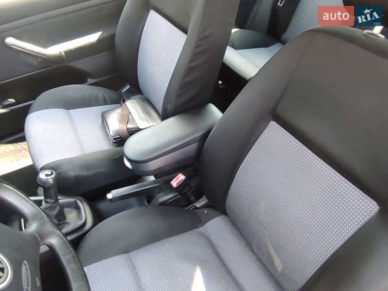 Хэтчбек Volkswagen Golf 2002 в Каменском