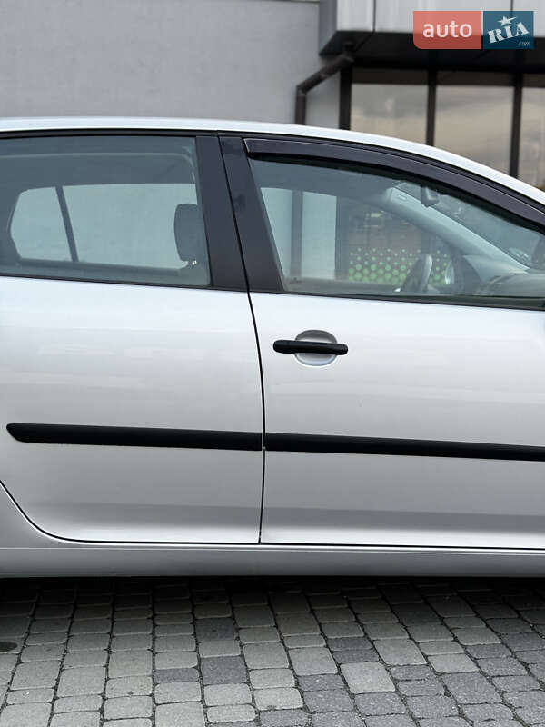 Хетчбек Volkswagen Golf 2005 в Тернополі