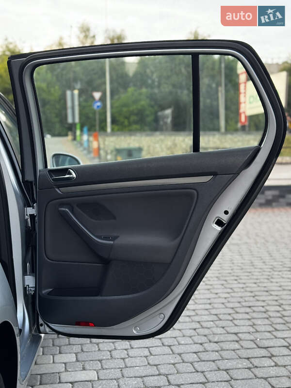 Хетчбек Volkswagen Golf 2005 в Тернополі