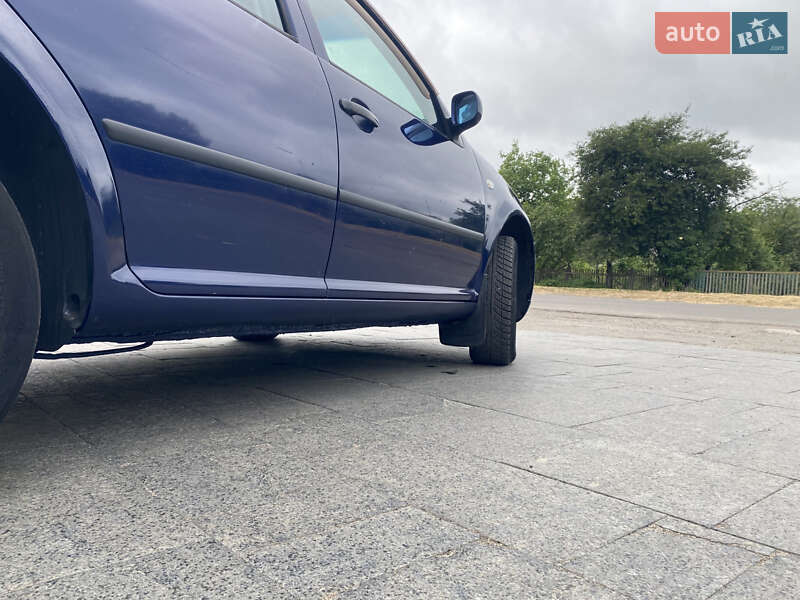 Хетчбек Volkswagen Golf 2001 в Немирові