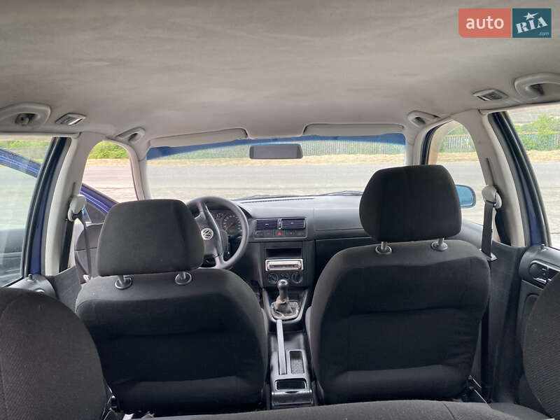 Хетчбек Volkswagen Golf 2001 в Немирові