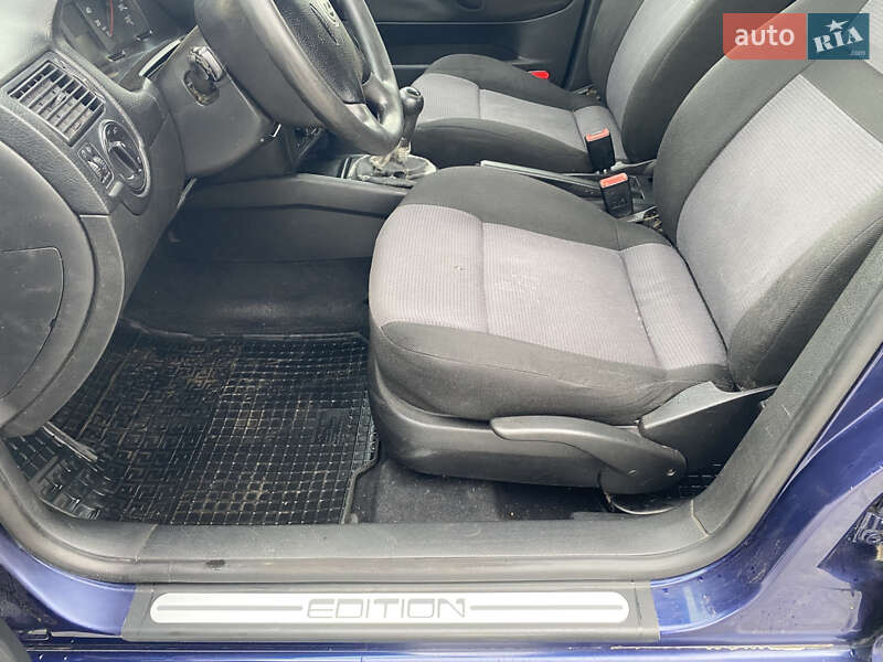 Хетчбек Volkswagen Golf 2001 в Немирові