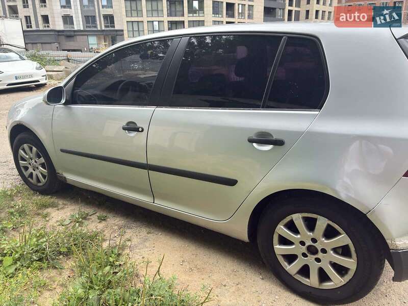 Хэтчбек Volkswagen Golf 2005 в Киеве