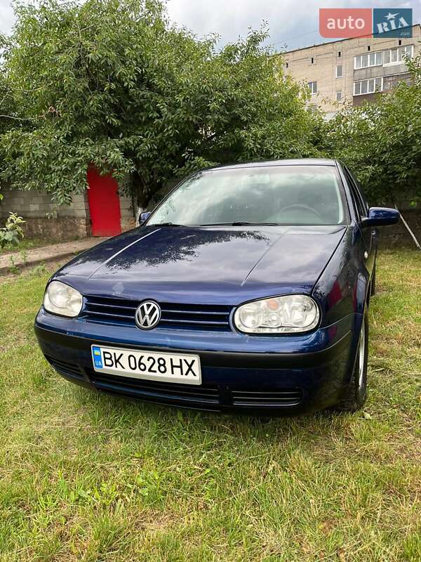 Хэтчбек Volkswagen Golf 2000 в Сарнах