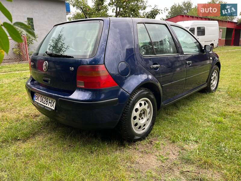 Хэтчбек Volkswagen Golf 2000 в Сарнах