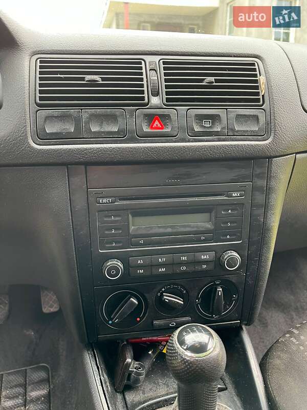 Хэтчбек Volkswagen Golf 2000 в Сарнах