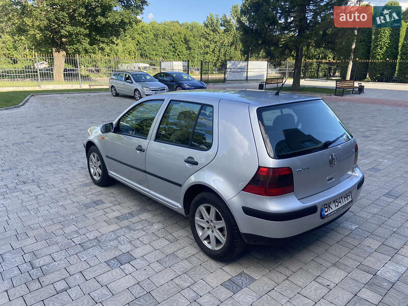 Хэтчбек Volkswagen Golf 2002 в Ровно