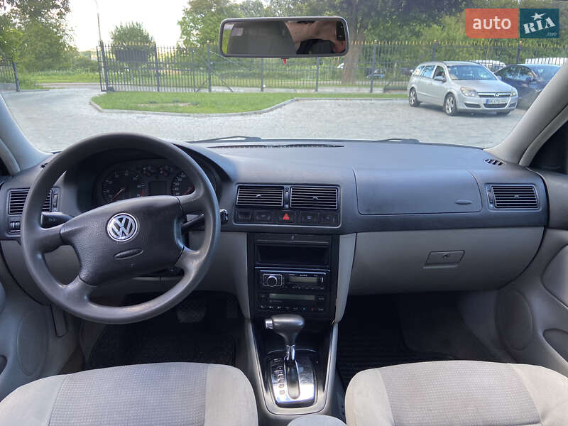 Хэтчбек Volkswagen Golf 2002 в Ровно