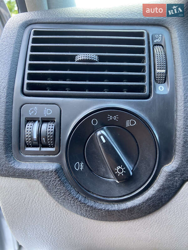 Хэтчбек Volkswagen Golf 2002 в Ровно