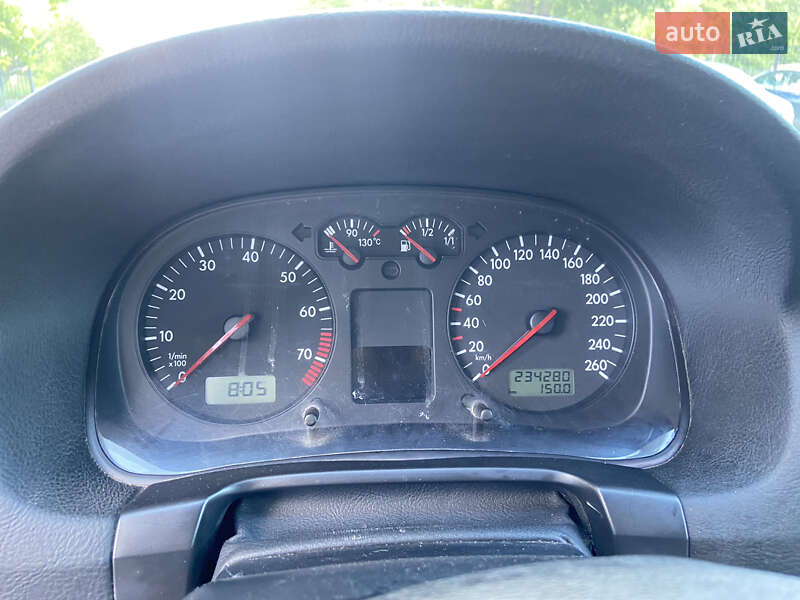 Хэтчбек Volkswagen Golf 2002 в Ровно